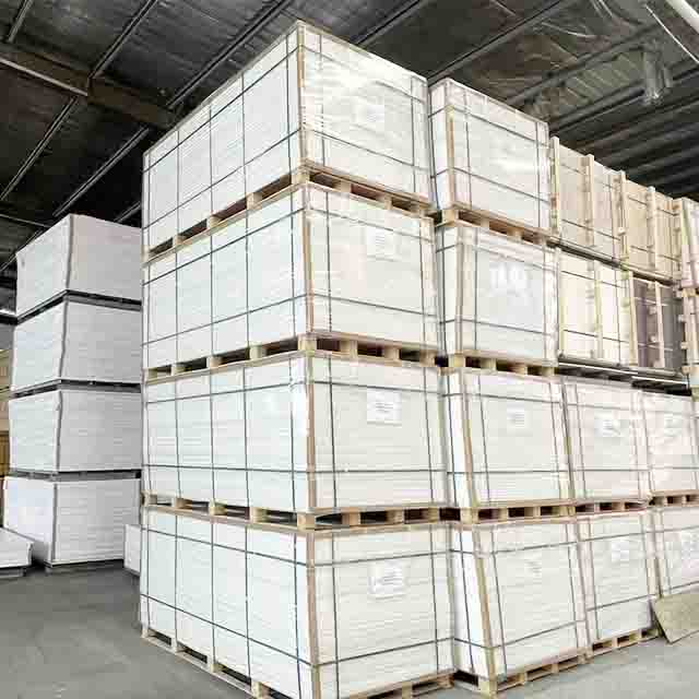 Hojas de espuma de PVC a granel en almacenamiento de fábrica de oro
